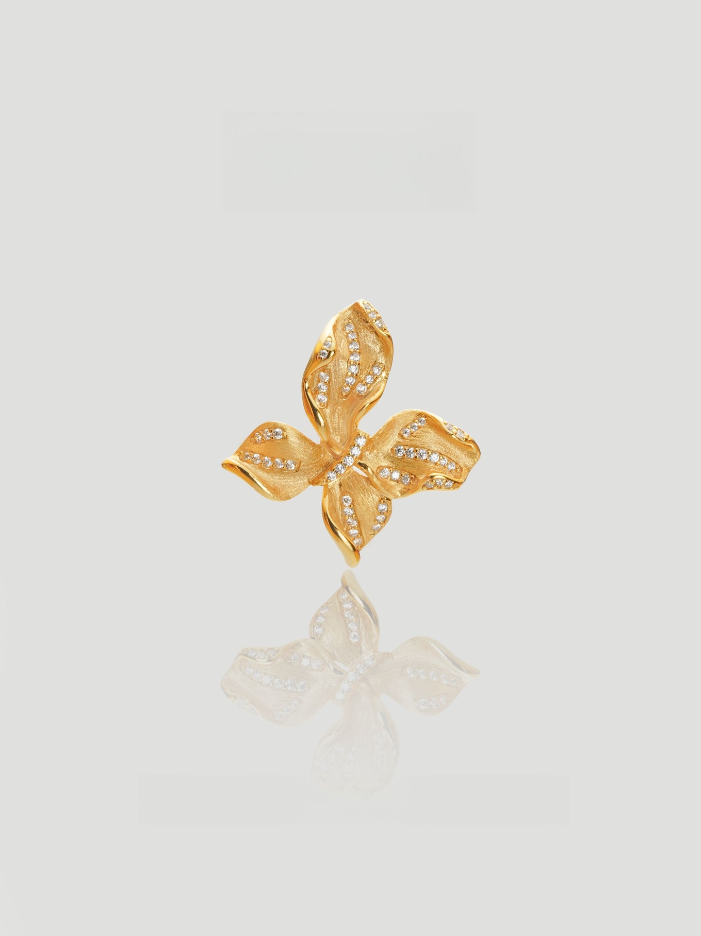 CARV. gold leaf pendant necklace with four-leaf shape, pavé detail and fine chain