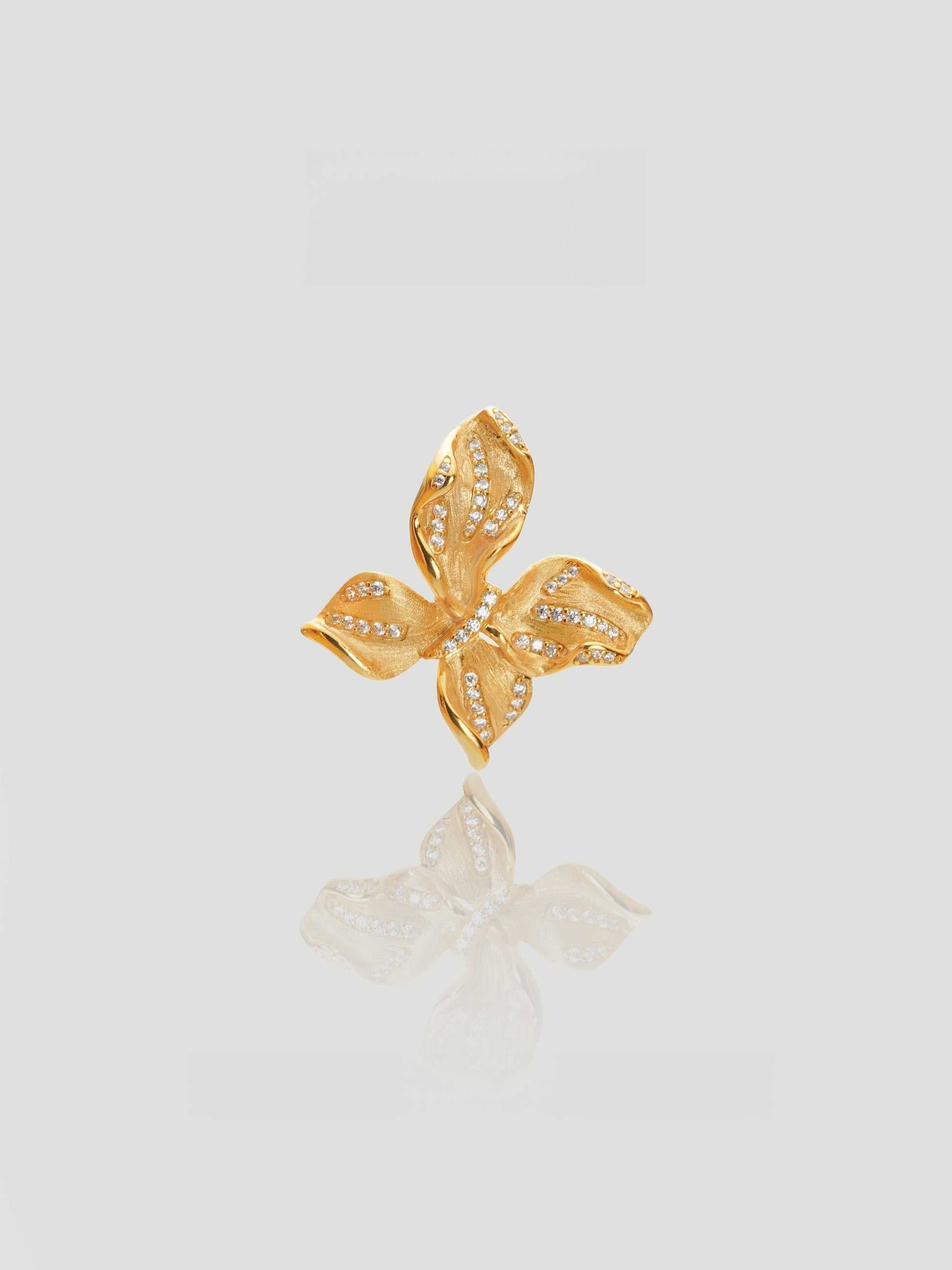CARV. gold leaf pendant necklace with four-leaf shape, pavé detail and fine chain