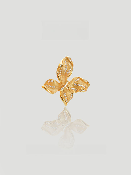 CARV. gold leaf pendant necklace with four-leaf shape, pavé detail and fine chain
