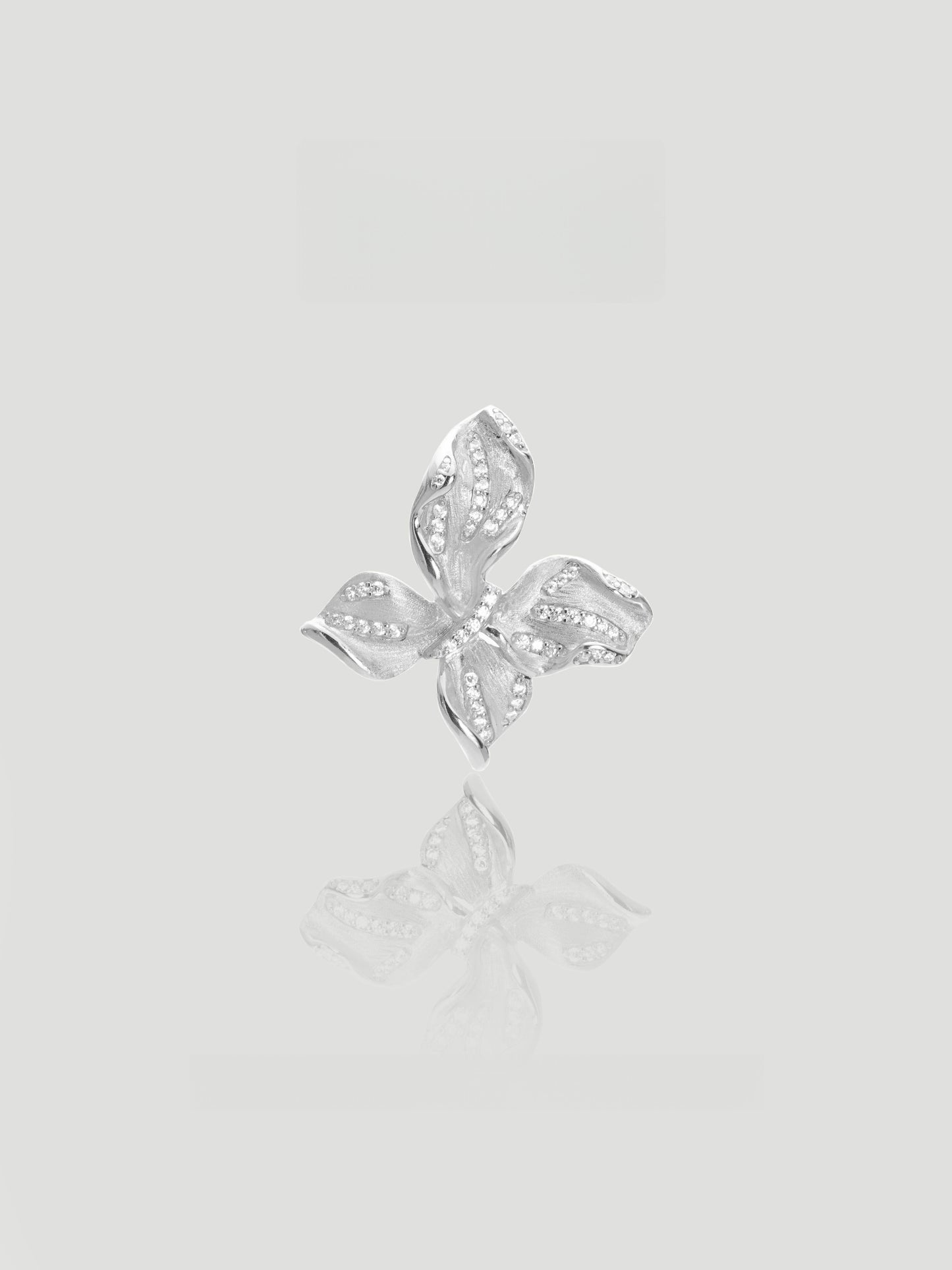 CARV. silver leaf pendant necklace with four-leaf shape, pavé detail and fine chain