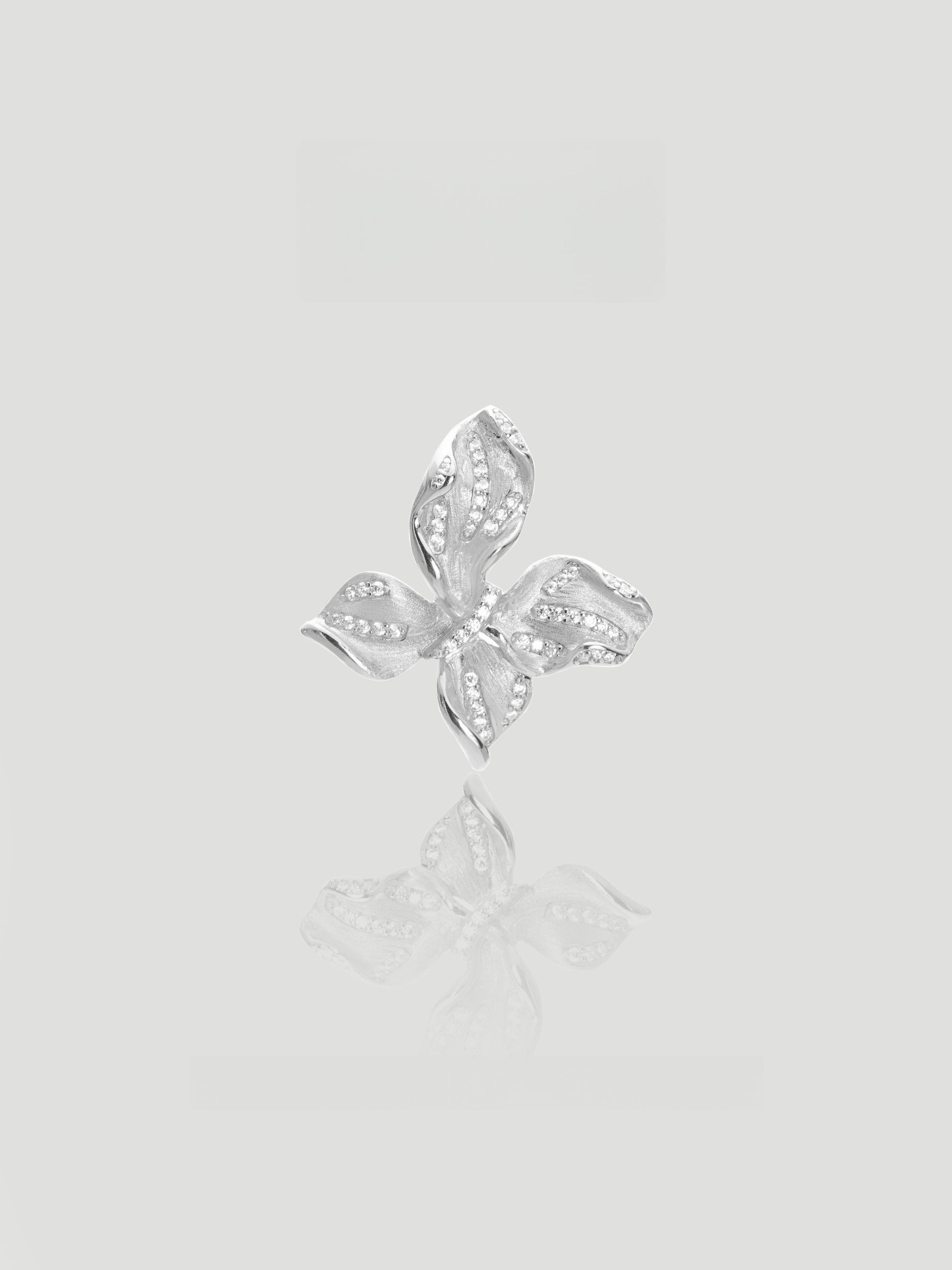 CARV. silver leaf pendant necklace with four-leaf shape, pavé detail and fine chain