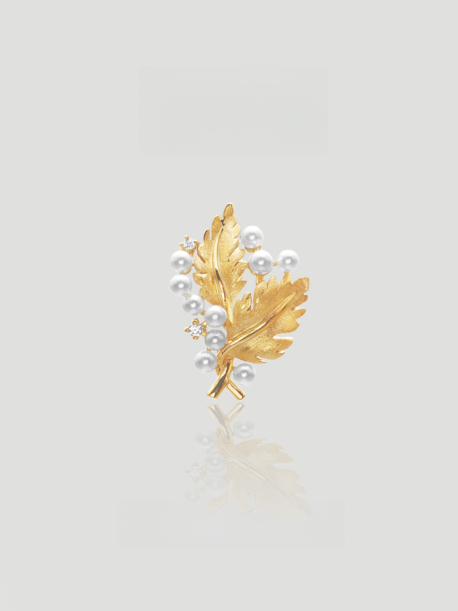 CARV. gold oak leaf pearl pendant necklace with textured leaf design, white pearl cluster and gold finish