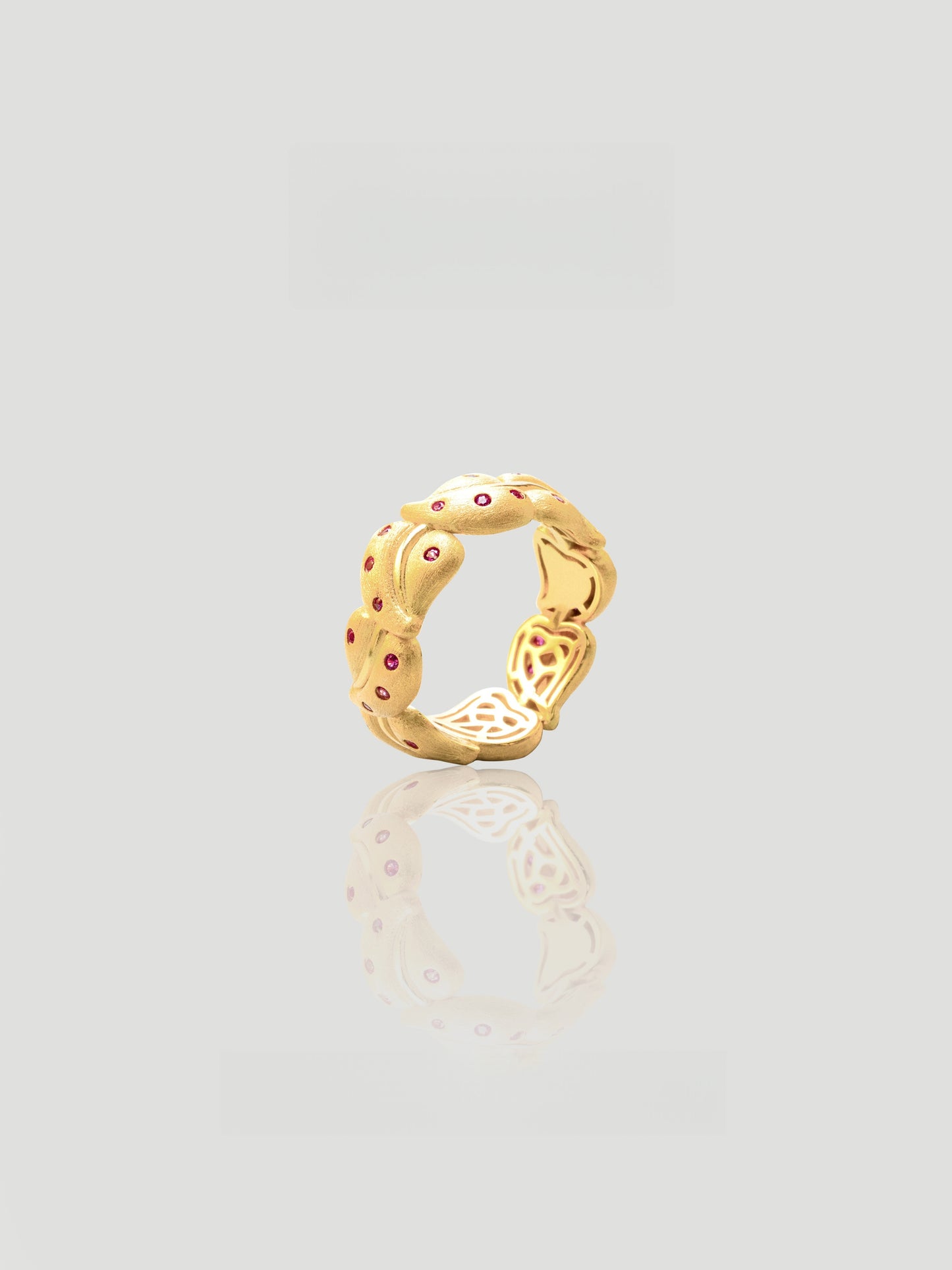 CARV. gold leaf band ring with red stone accents, sculptural leaf motif and openwork band detail