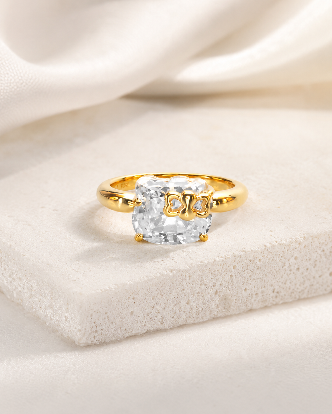 CARV. gold bow ring with cushion-cut stone and delicate bow detail
