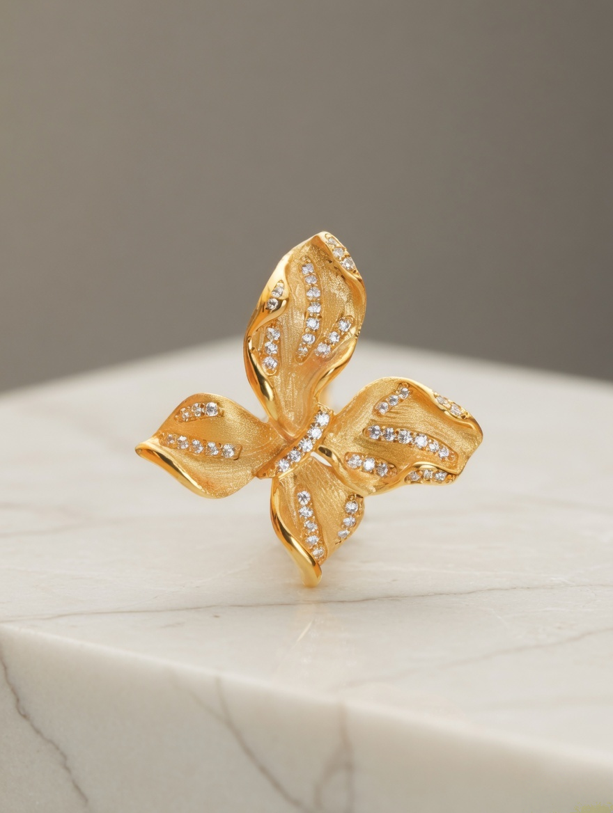 CARV. gold leaf pendant necklace with four-leaf pendant, pavé detail and product display