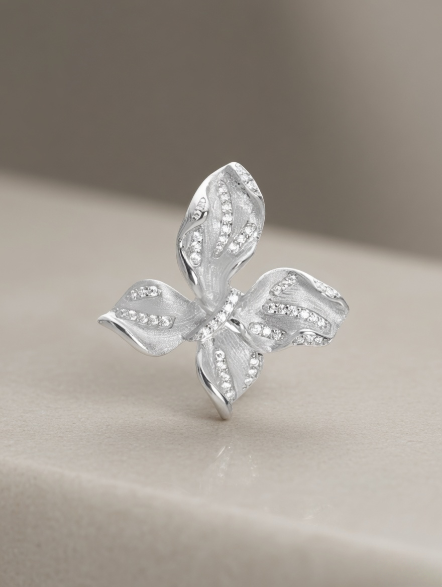 CARV. silver leaf pendant necklace with four-leaf pendant, pavé detail and product display
